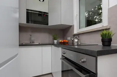Kuchnia lub aneks kuchenny w obiekcie Metro Wierzbno Cozy Studio Mokotów by Noclegi Renters