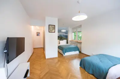 Telewizja i/lub zestaw kina domowego w obiekcie Royal Route Marvelous Apartment by BookingHost