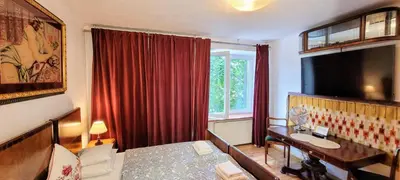 Telewizja i/lub zestaw kina domowego w obiekcie Balladyny7 Art Déco Światłowód