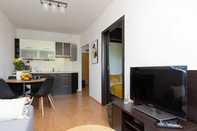 Kuchnia lub aneks kuchenny w obiekcie Cozy Apartment with Balcony Warszawa by Noclegi Renters