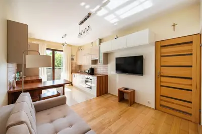 Telewizja i/lub zestaw kina domowego w obiekcie Green District 2BR AirConditioned P by BookingHost
