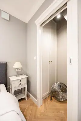 Łóżko lub łóżka w pokoju w obiekcie Lovely Apartment In The Heart of Warsaw by BookingHost