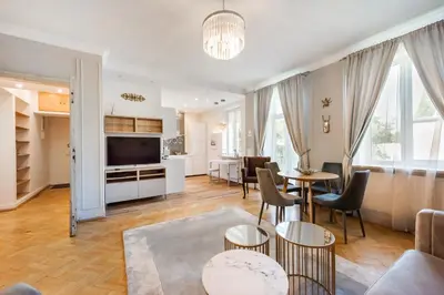 Telewizja i/lub zestaw kina domowego w obiekcie Premium Artdeco Boutique by BookingHost
