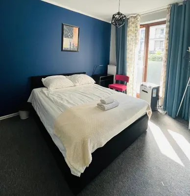 Łóżko lub łóżka w pokoju w obiekcie airport comfy guest home