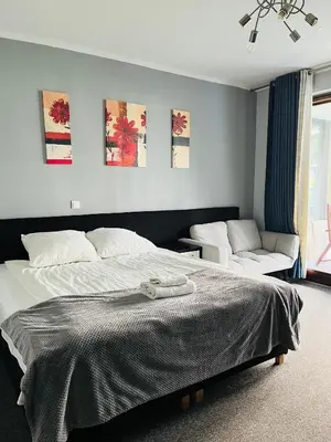 Łóżko lub łóżka w pokoju w obiekcie airport comfy guest home