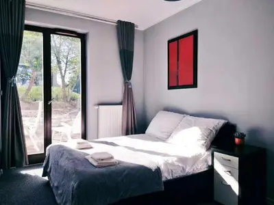 Łóżko lub łóżka w pokoju w obiekcie airport comfy guest home