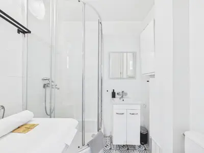 Łazienka w obiekcie SuperApart Plac Dąbrowskiego 12 - Blisko PKiN i Metra