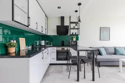 Kuchnia lub aneks kuchenny w obiekcie SuperApart Saska 48a, Sleek 6th-Floor Studio with Balcony & Elevator Access