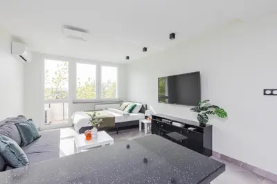 Telewizja i/lub zestaw kina domowego w obiekcie SuperApart Saska 48a, Sleek 6th-Floor Studio with Balcony & Elevator Access