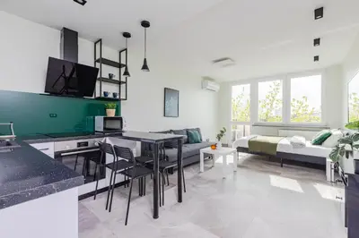 Kuchnia lub aneks kuchenny w obiekcie SuperApart Saska 48a, Sleek 6th-Floor Studio with Balcony & Elevator Access
