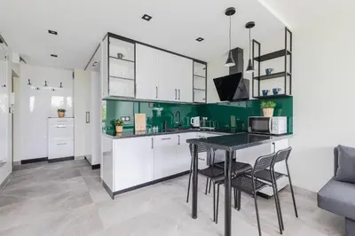 Kuchnia lub aneks kuchenny w obiekcie SuperApart Saska 48a, Sleek 6th-Floor Studio with Balcony & Elevator Access