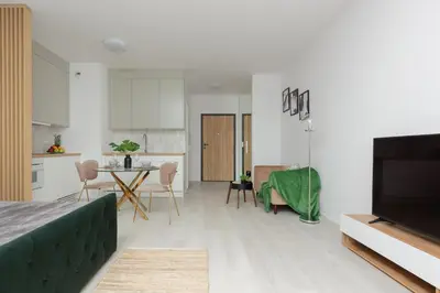 Telewizja i/lub zestaw kina domowego w obiekcie Cozy Studio Żupnicza Soho Factory by Noclegi Renters
