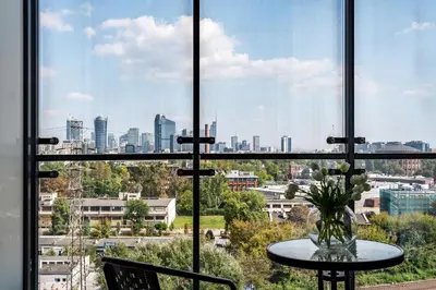 Widok na miasto Warszawa z tego apartamentu