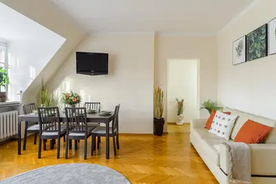 Telewizja i/lub zestaw kina domowego w obiekcie Lumina duplex apartment in Old Town Warsaw