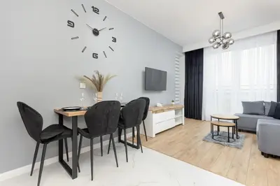 Telewizja i/lub zestaw kina domowego w obiekcie Warsaw Kotsisa Apartments with Parking by Noclegi Renters