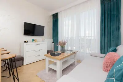 Telewizja i/lub zestaw kina domowego w obiekcie Warsaw Kotsisa Apartments with Parking by Noclegi Renters