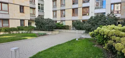 Ogród w obiekcie 2 Bedrooms, 7 Minutes from Airport