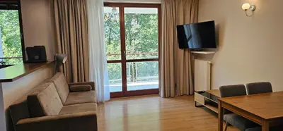 Telewizja i/lub zestaw kina domowego w obiekcie 2 Bedrooms, 7 Minutes from Airport