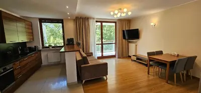 Telewizja i/lub zestaw kina domowego w obiekcie 2 Bedrooms, 7 Minutes from Airport