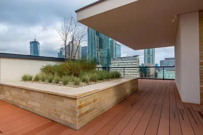 Balkon lub taras w obiekcie One Bedroom Apartment in Warsaw Center by Renters Prestige