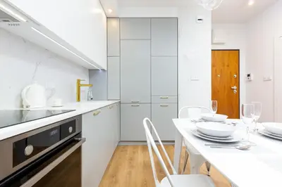 Kuchnia lub aneks kuchenny w obiekcie One Bedroom Apartment in Warsaw Center by Renters Prestige