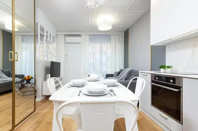 Kuchnia lub aneks kuchenny w obiekcie One Bedroom Apartment in Warsaw Center by Renters Prestige