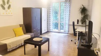 Telewizja i/lub zestaw kina domowego w obiekcie Happy Life - apartment next to metro station