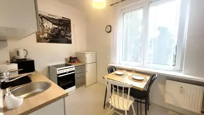 Kuchnia lub aneks kuchenny w obiekcie Happy Life - apartment next to metro station