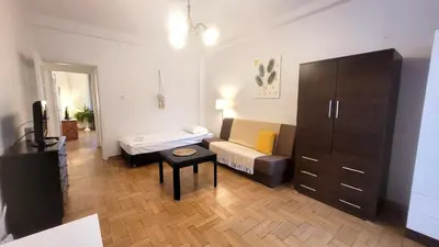 Telewizja i/lub zestaw kina domowego w obiekcie Happy Life - apartment next to metro station