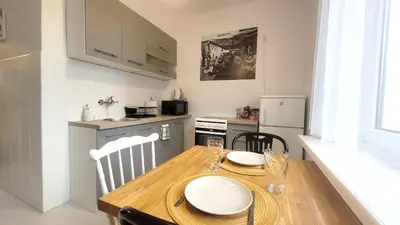 Kuchnia lub aneks kuchenny w obiekcie Happy Life - apartment next to metro station