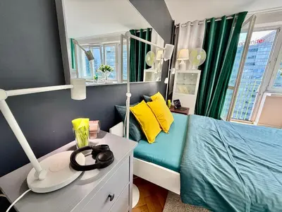 Łóżko lub łóżka w pokoju w obiekcie GREEN 3 metro WiFi 65’TV Netflix HBO AppleTV AmazonTV Disney