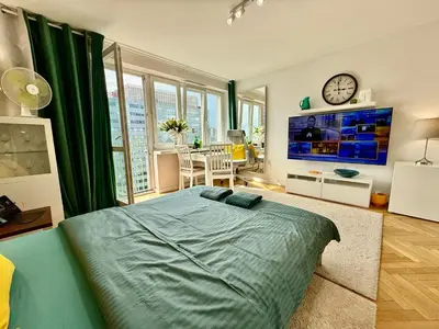 Łóżko lub łóżka w pokoju w obiekcie GREEN 3 metro WiFi 65’TV Netflix HBO AppleTV AmazonTV Disney