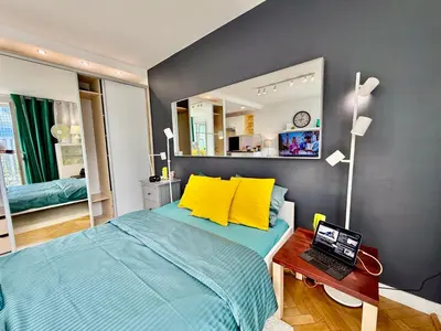 Telewizja i/lub zestaw kina domowego w obiekcie GREEN 3 metro WiFi 65’TV Netflix HBO AppleTV AmazonTV Disney