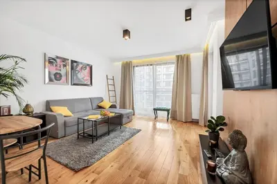 Telewizja i/lub zestaw kina domowego w obiekcie Lumina apartment with parking near Muzeum Powstania