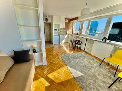 Kuchnia lub aneks kuchenny w obiekcie Super GREY 2 metro fast WiFi 65’TV Netflix HBO AppleTV+