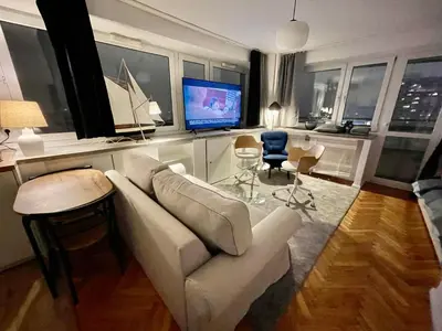 Telewizja i/lub zestaw kina domowego w obiekcie Super GREY 2 metro fast WiFi 65’TV Netflix HBO AppleTV+