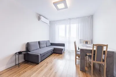 Część wypoczynkowa w obiekcie Fajny apartament z parkingiem, obok metra.