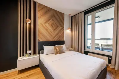 Łóżko lub łóżka w pokoju w obiekcie Praga 23rd Floor High-Class Apartment by BookingHost
