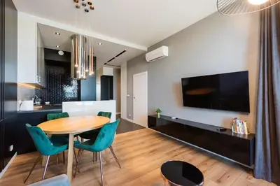 Telewizja i/lub zestaw kina domowego w obiekcie Praga 23rd Floor High-Class Apartment by BookingHost