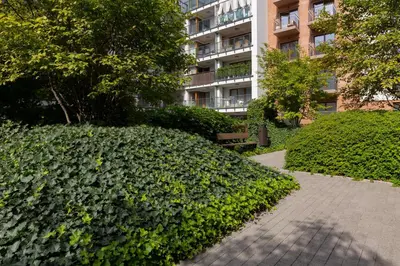 Ogród w obiekcie Warsaw Apartment Sierakowskiego by Noclegi Renters