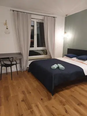 Łóżko lub łóżka w pokoju w obiekcie M2 Bemowo apartament