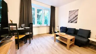 Telewizja i/lub zestaw kina domowego w obiekcie Great Life - apartment next to metro station