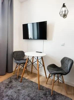 Telewizja i/lub zestaw kina domowego w obiekcie City Centre High Floor View Apartments by BookingHost