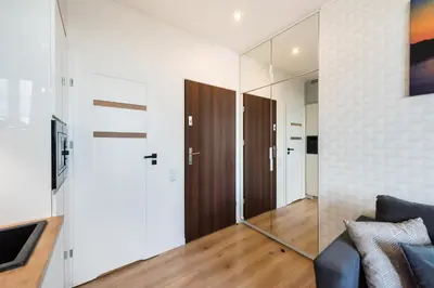 Telewizja i/lub zestaw kina domowego w obiekcie City Centre High Floor View Apartments by BookingHost