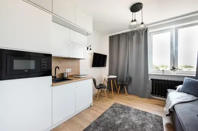 Kuchnia lub aneks kuchenny w obiekcie City Centre High Floor View Apartments by BookingHost