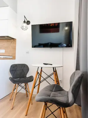 Telewizja i/lub zestaw kina domowego w obiekcie City Centre High Floor View Apartments by BookingHost