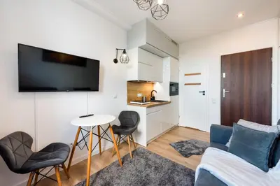 Telewizja i/lub zestaw kina domowego w obiekcie City Centre High Floor View Apartments by BookingHost