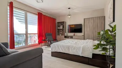 Telewizja i/lub zestaw kina domowego w obiekcie Ursus Pleasant Apartment by BookingHost