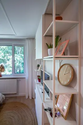 Łóżko lub łóżka w pokoju w obiekcie Apartament Fala 15min Metro to PGE Narodowy Self-Checkin Klub Stodoła SGH Parking Parkview Fast Wifi