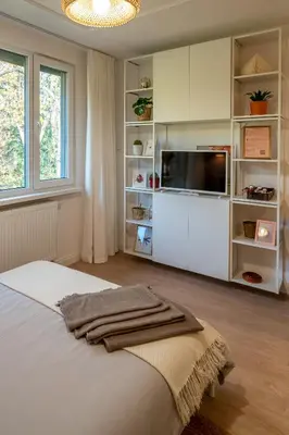 Kuchnia lub aneks kuchenny w obiekcie Apartament Fala 15min Metro to PGE Narodowy Self-Checkin Klub Stodoła SGH Parking Parkview Fast Wifi
